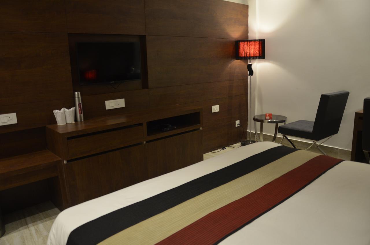 Oyo 1358 Hotel Crossroad لاكناو المظهر الخارجي الصورة