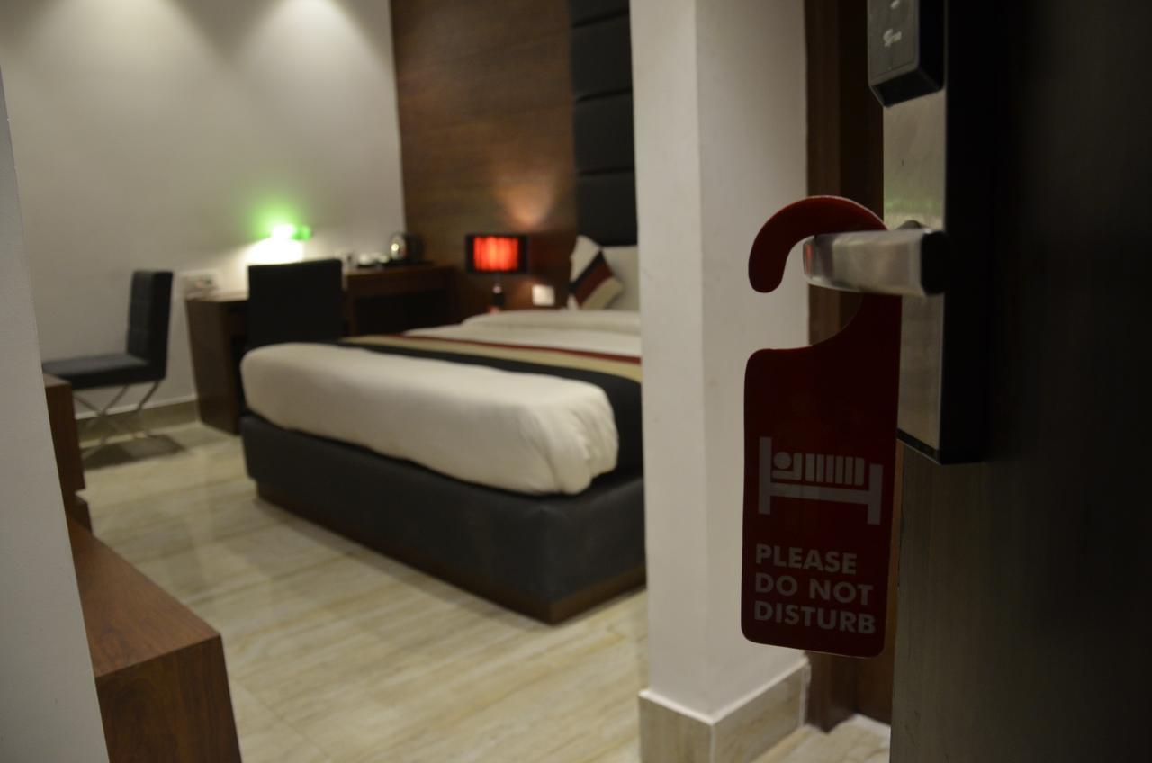 Oyo 1358 Hotel Crossroad لاكناو المظهر الخارجي الصورة