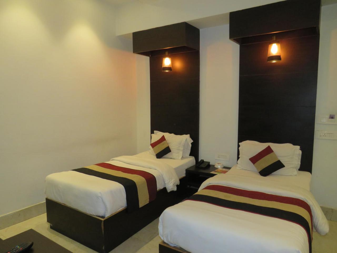 Oyo 1358 Hotel Crossroad لاكناو المظهر الخارجي الصورة