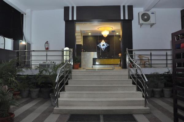 Oyo 1358 Hotel Crossroad لاكناو المظهر الخارجي الصورة