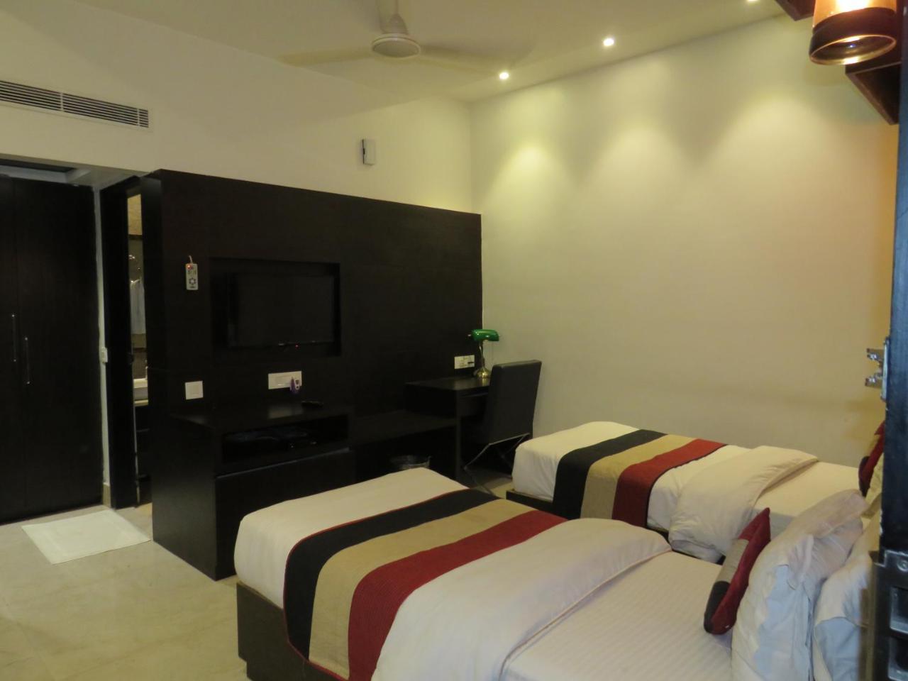Oyo 1358 Hotel Crossroad لاكناو المظهر الخارجي الصورة